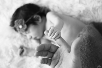 Photo nouveau né main bébé et papa arrière flou pic saint loup