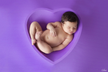 Pic saint loup montpellier photographe bébé dort dans coeur violet