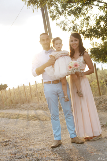 Photo parents avec petite fille mariage soleil derrière photographe pic saint loup montpellier hérault