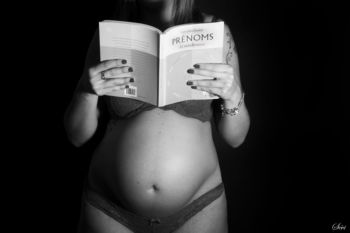 Photo grossesse livre prénom sur ventre photographe pic saint loup montpellier hérault