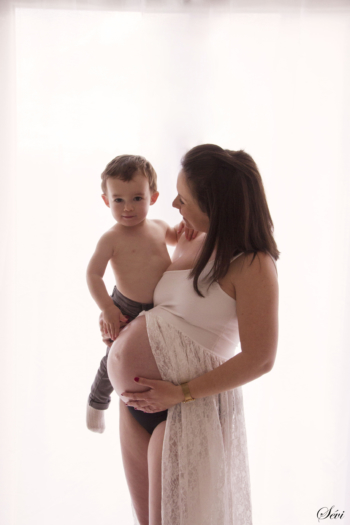 photographe pic saint loup montpellier hérault femme enceinte avec enfant studio