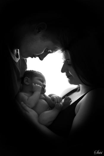 Pic saint loup bébé dans bras parents contre-jour