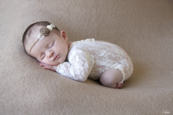 Pic saint loup montpellier photographe bébé body en dentelle
