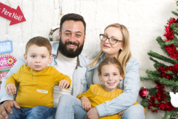 photographe pic saint loup montpellier hérault famille noel sapin séance photo studio