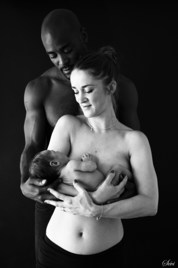 Photo nouveau né dans les bras de maman , papa photographe pic saint loup montpellier hérault