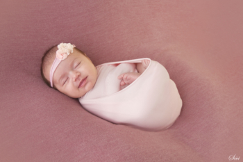 Pic saint loup montpellier photographe bébé emmailloté rose