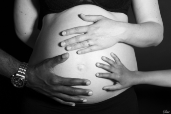Photo grossesse mains papa maman et enfant sur ventre photographe pic saint loup montpellier hérault