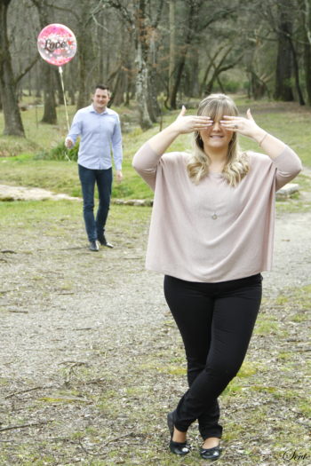 photo couple homme au fond avec ballon femme devant cache ses yeux famille noel sapin séance photo studio