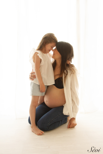 femme enceinte et sa fille complicité grossesse photographe hérault shooting photo studio pic saint loup montpellier