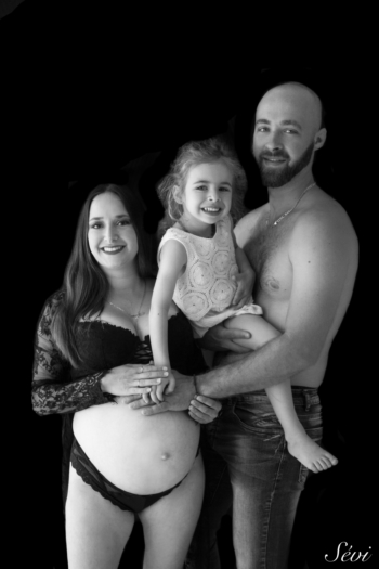 maman et papa grossesse grande soeur famille bébé shooting photo studio photographe hérault pic saint loup montpellier